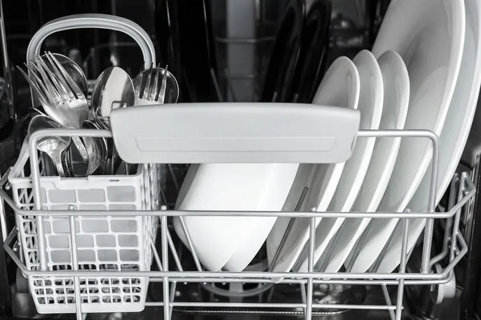 21 اشتباهی که منجر به کاهش عمر ماشین ظرفشویی می شود
