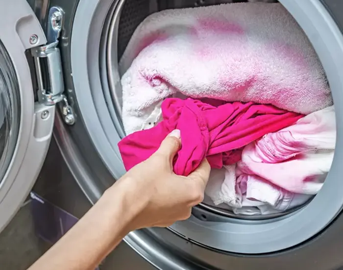 10 راهکار برای جلوگیری از رنگ دادن لباس در لباسشویی 